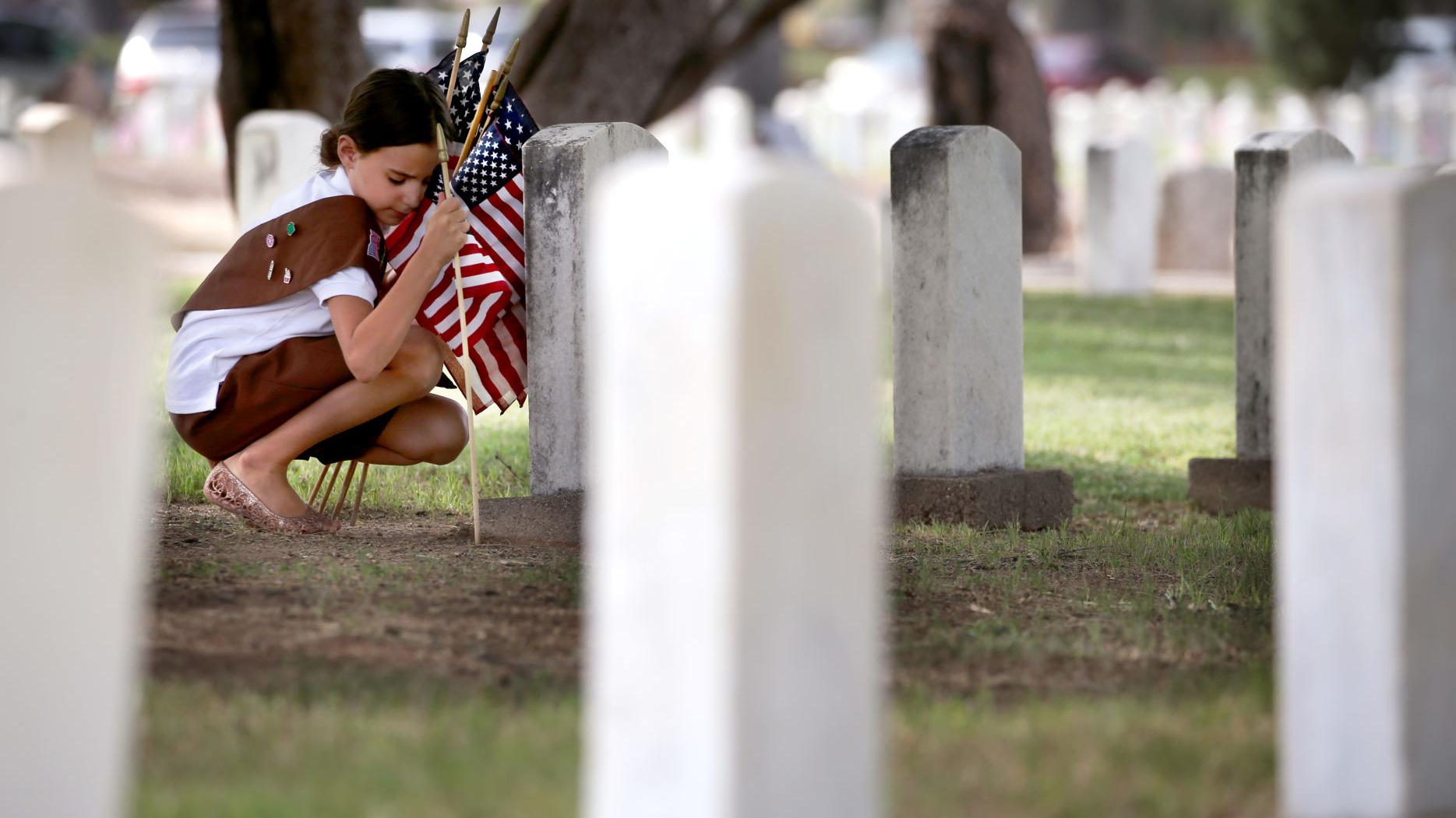 Photos: Placing US flags at Tucson's Evergreen Cemetery for Memorial Day
